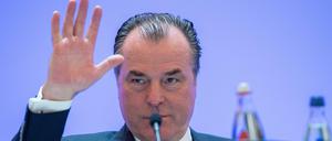 Abschied auf Zeit - oder für immer? Schalkes Chef Clemens Tönnies steht unter Druck.