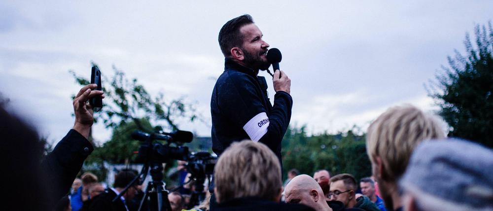 Der Chemnitzer Neonazi Arthur Österle bei einer Bürgerdialogveranstaltung im August 2018 in Chemnitz.
