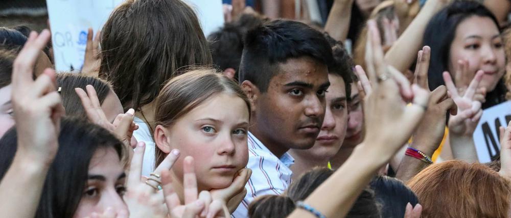 Greta Thunberg (Mitte) bei einem Streik vor dem UN-Gebäude in New York