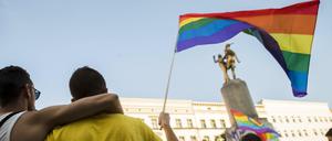 Queere Berliner*innen auf der Straße.