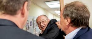 Molekularbiologe Werner Franke (m.) ließ sich am Donnerstag nicht beruhigen. Er wollte sich gewaltsam Zugang zur Pressekonferenz der Doping-Opfer-Hilfe verschaffen.