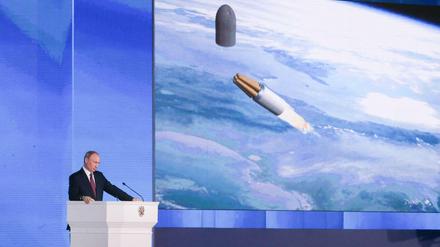 Wladimir Putin präsentiert im März 2018 neue Waffensysteme.