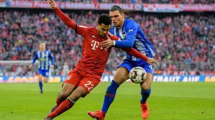 Was geht diesmal? Serge Gnabry vom FC Bayern München (l) und Karim Rekik von Hertha im Zweikampf um den Ball in der vergangenen Saison, am 23. Spieltag siegte Bayern damals 1:0.