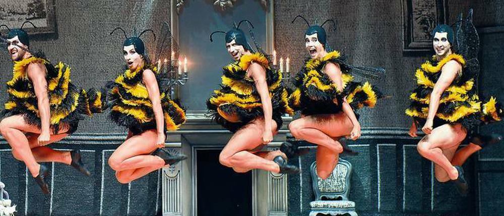 In der Hölle muss es himmlisch sein. Die infernalischen Choreografien stammen von Otto Pichler.