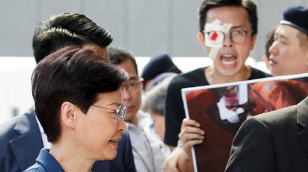 Nach der Eskalation: Demonstranten protestieren gegen Hongkongs Regierungschefin Carrie Lam. 