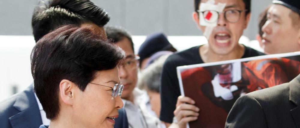 Nach der Eskalation: Demonstranten protestieren gegen Hongkongs Regierungschefin Carrie Lam.