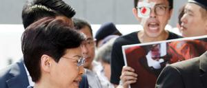 Nach der Eskalation: Demonstranten protestieren gegen Hongkongs Regierungschefin Carrie Lam. 