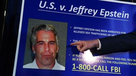 Ein Foto von US-Unternehmer Jeffrey Epstein auf einem Plakat des US-Justizministeriums.