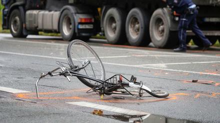 Nach einem Unfall liegt ein zerstörtes Fahrrad auf der Straße.
