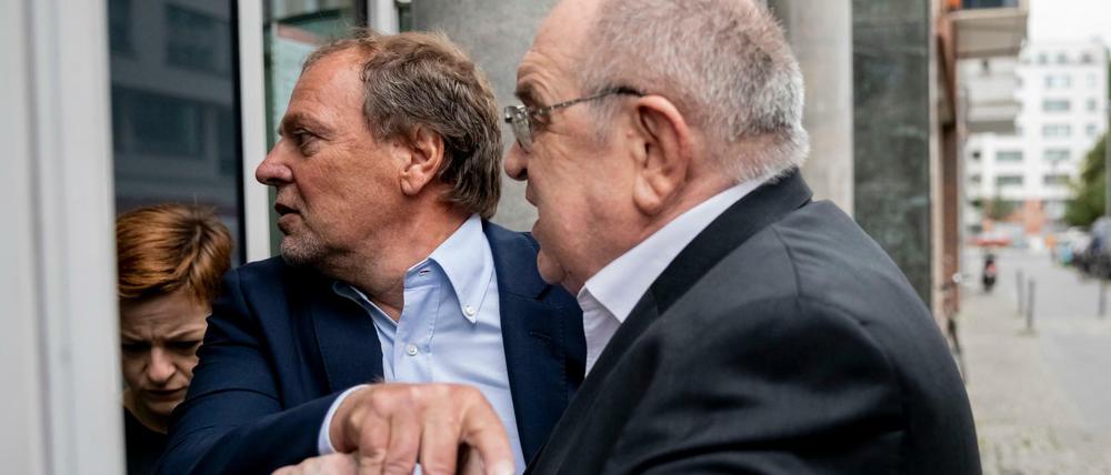 Disput. Michael Lehner (M.), Vorsitzender der Doping-Opfer-Hilfe verweigert Kritiker Werner Franke den Zugang.