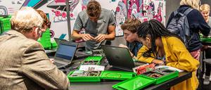 Citizen Science im Futurium Lab, wo Workshopteilnehmer „senseBoxen“ kennenlernen. Die Messstationen für daheim erheben Werte wie Temperatur, UV-Strahlung und Feinstaubbelastung, die dann online verfügbar gemacht werden.