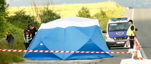 Polizisten sichern Spuren am Fundort in Spanien vor einem Jahr. 