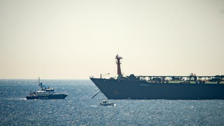 Der Supertanker «Grace 1» liegt neben einem Polizeiboot in den Gewässern von Gibraltar. 