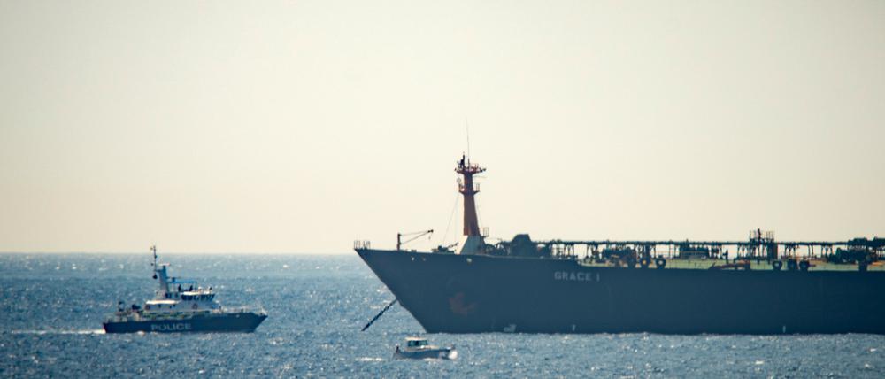 Der Supertanker «Grace 1» liegt neben einem Polizeiboot in den Gewässern von Gibraltar.