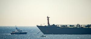 Der Supertanker «Grace 1» liegt neben einem Polizeiboot in den Gewässern von Gibraltar. 