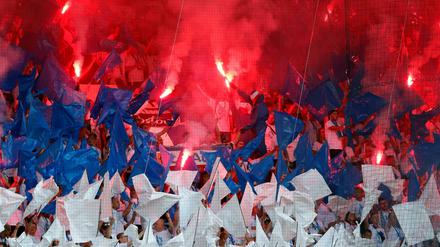 Spiel mit dem Feuer: Die Choreographie eines Fanklubs von Hansa Rostock sorgt für Schlagzeilen.