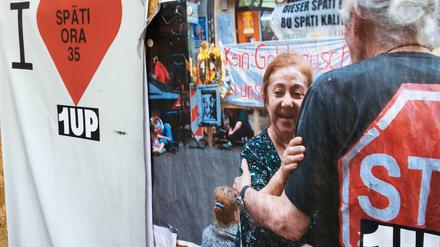 Ein Foto von Späti-Besitzerin Zekiye Tunc hängt an einer Wand in der Oranienstraße.