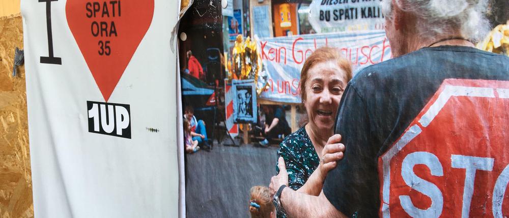 Ein Foto von Späti-Besitzerin Zekiye Tunc hängt an einer Wand in der Oranienstraße.