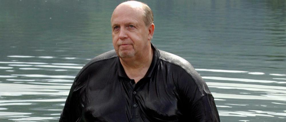 Nach der Werbung geht's weiter. Reiner Calmund macht sich 2003 bei Aufnahmen für einen Mobilfunkanbieter nass.