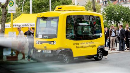 Der erste selbstfahrende Kleinbus im öffentlichen Straßenverkehr Berlins steht bei einem Pressetermin zur Jungfernfahrt an einer Haltestelle auf der zuvor vermessenen und erlernten Route. 