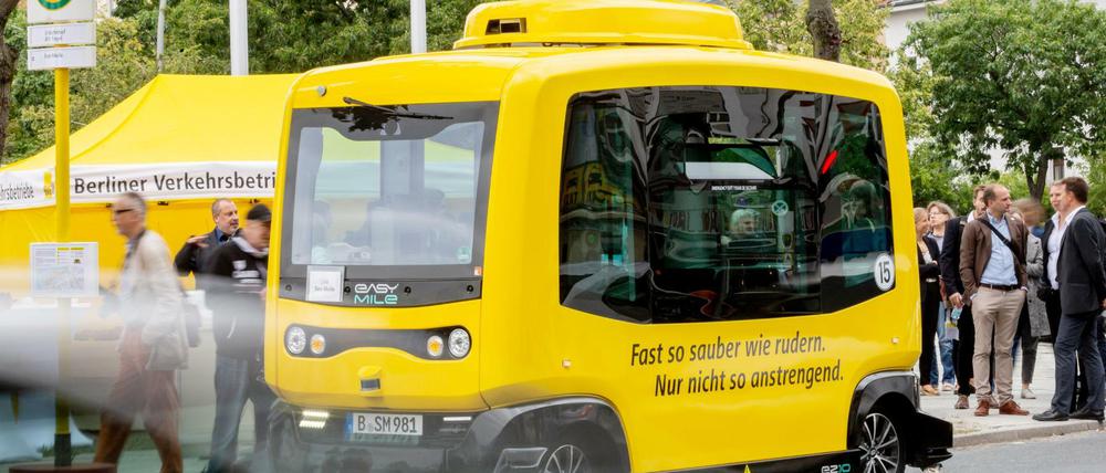 Der erste selbstfahrende Kleinbus im öffentlichen Straßenverkehr Berlins steht bei einem Pressetermin zur Jungfernfahrt an einer Haltestelle auf der zuvor vermessenen und erlernten Route. 