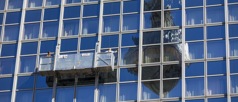 Sie bringen Glanz nach Berlin. 38.000 Beschäftigte arbeiten allein in Berlin in der Branche der Gebäudereiniger.