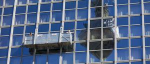 Sie bringen Glanz nach Berlin. 38.000 Beschäftigte arbeiten allein in Berlin in der Branche der Gebäudereiniger.