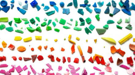 Bunt, schön sortiert - und in diesem Fall zum Glück noch groß genug, um wieder ausgehustet zu werden: in der Umwelt gefundenes Mikroplastik.