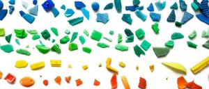 Bunt, schön sortiert - und in diesem Fall zum Glück noch groß genug, um wieder ausgehustet zu werden: in der Umwelt gefundenes Mikroplastik.