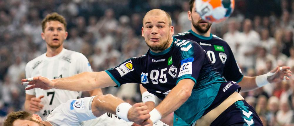 Im Mai unterlagen die Füchse Berlin (Szene mit Paul Drux, rechts) im EHF-Cup-Finale gegen den THW Kiel. 2020 wollen die Berliner das Endspiel wieder in Berlin austragen. 
