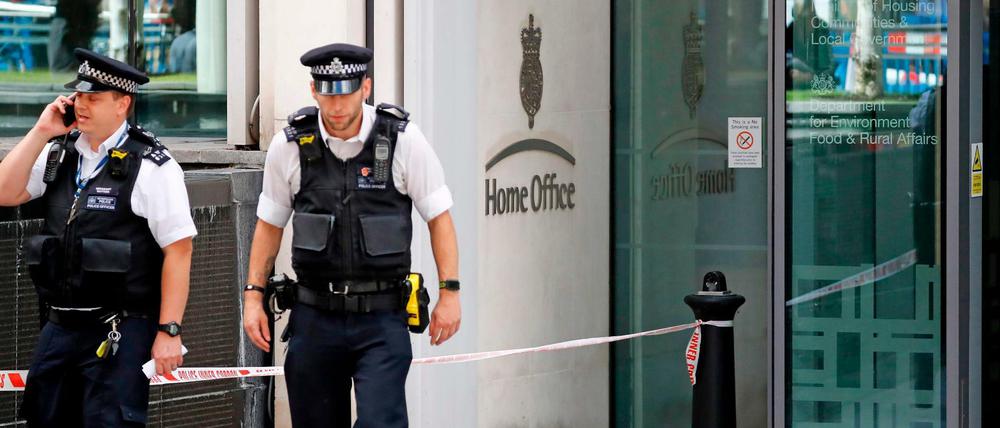 Polizisten vor dem Innenministerium in London nach der Tat. 