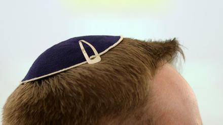 Ein Mann trägt Kippa. 