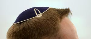 Ein Mann trägt Kippa. 