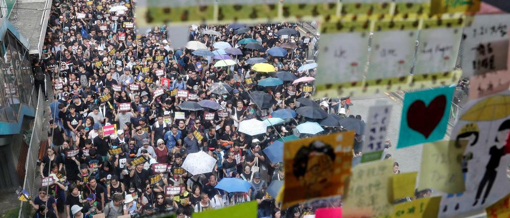 Blick auf eine Massendemonstration Ende Juli in Hongkong durch eine "Lennon Wall"