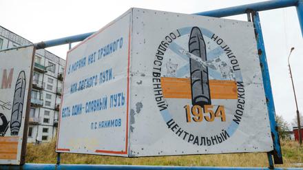 Ein Schild in der Ortschaft Njonoksa bei Sewerodwinsk in Nordrussland weist auf die Militärbasis hin.