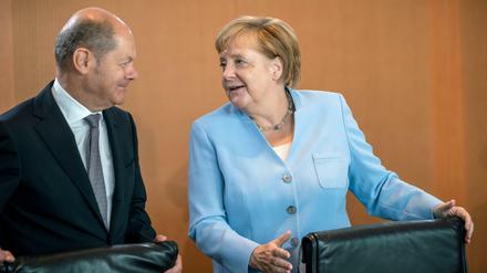 Bundeskanzlerin Angela Merkel (CDU) kommt neben Olaf Scholz (SPD), Bundesfinanzminister, zur Sitzung des Bundeskabinetts im Kanzleramt.