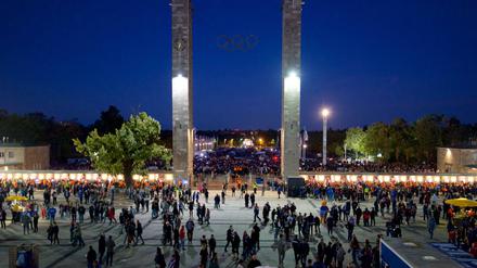 Vor dem Olympiastadion.