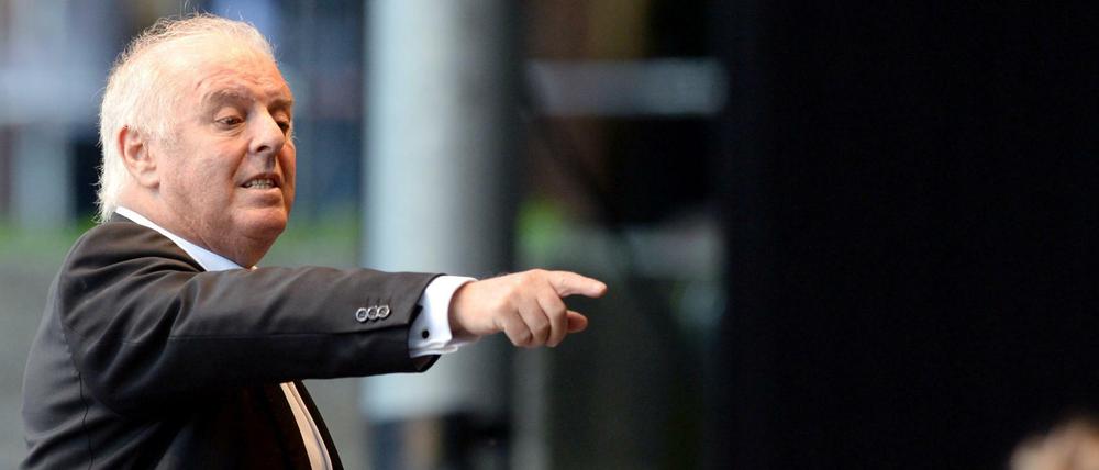 Der Dirigent Daniel Barenboim leitet das West-Eastern Divan Orchestra.