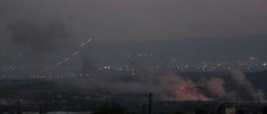 Bei einem Luftangriff auf Flüchtlingsunterkünfte in Idlib sind nach Angaben von Aktivisten mehrere Menschen ums Leben gekommen.