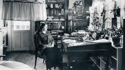 Der Mittelalter-Roman „Kristinlavransdotter“ ist ihr bekanntestes Werk. Sigrid Undset (1882- 1949)im Jahr 1922 in ihrem Arbeitszimmer.