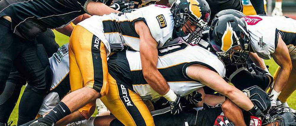 Zachary Cavanaugh, 33, kommt aus den USA, ist Quarterback der Berlin Adler und Trainer der U 19 des Vereins.