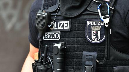 Ein Polizeibeamter bei einem Clan-Einsatz in Neukölln. 