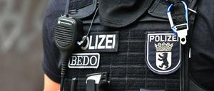 Ein Polizeibeamter bei einem Clan-Einsatz in Neukölln.