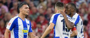 Herthas Dodi Lukebakio (2.vr) bejubelt sein Tor zum 1:1 mit Herthas Vedad Ibisevic (2.vl) und Karim Rekik