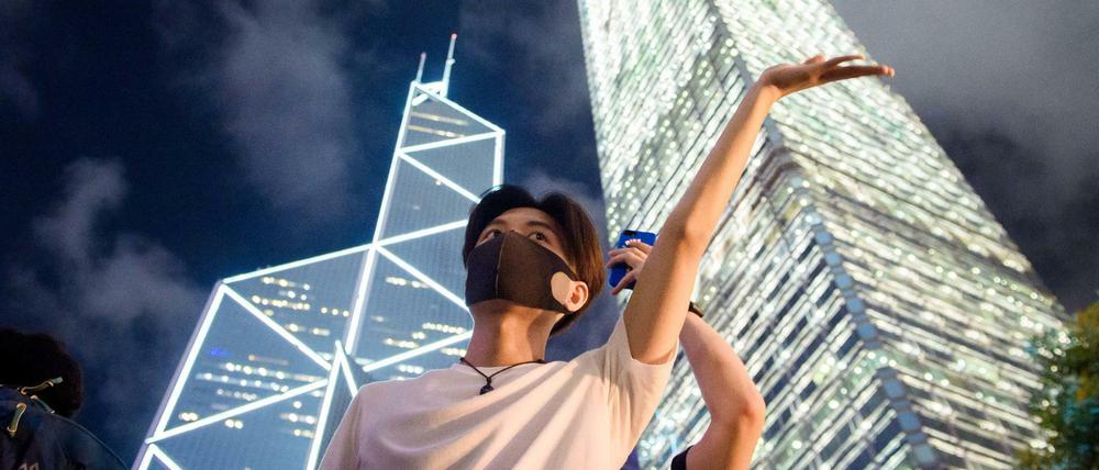 Bank of China und Cheung Kong Tower hinter sich: Ein vermummter Teilnehmer bei einer Demonstration in Hongkong