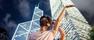 Bank of China und Cheung Kong Tower hinter sich: Ein vermummter Teilnehmer bei einer Demonstration in Hongkong