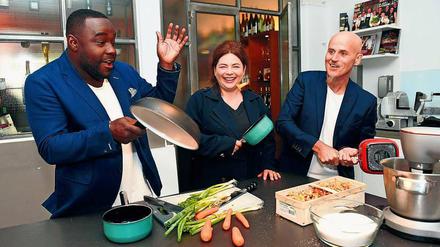 Bloß keine Plastikgeschirr! Nelson Müller , Maria Groß und Ralf Zacherl, Juroren der Koch-Castingshow „Masterchef“. Die Sky-Produktion hat den „Grünen Drehpass“.