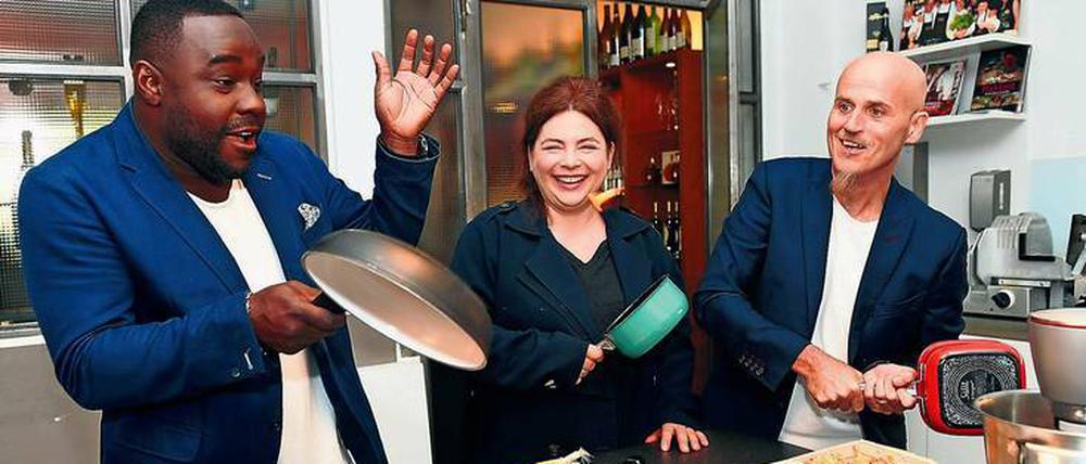 Bloß keine Plastikgeschirr! Nelson Müller , Maria Groß und Ralf Zacherl, Juroren der Koch-Castingshow „Masterchef“. Die Sky-Produktion hat den „Grünen Drehpass“.
