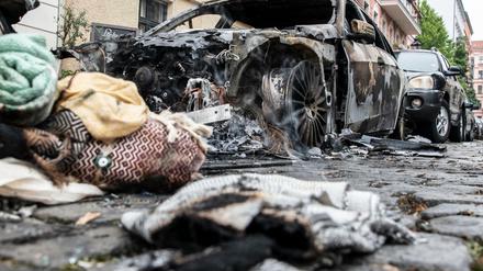 Immer wieder brennen Autos in Berlin. Ein ausgebranntes Auto steht Ende Juli in der Willibald-Alexis-Straße in Kreuzberg.