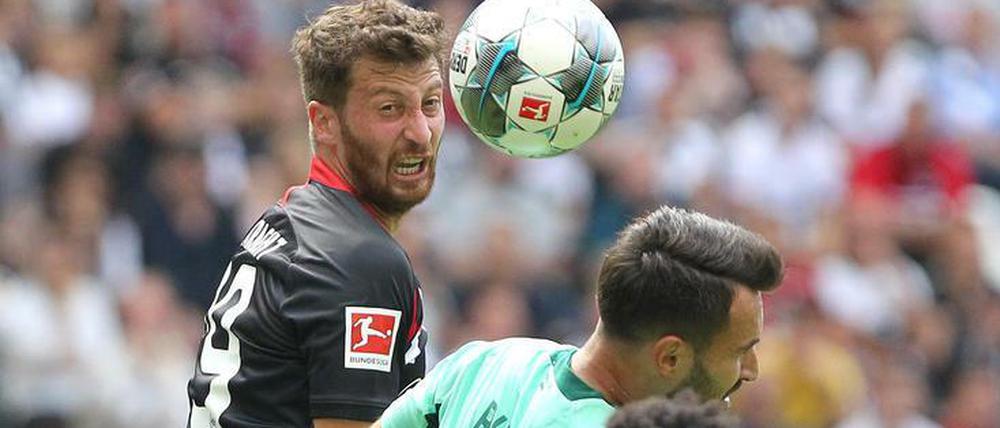 Frankfurts David Abraham räumt auf und Gegenspieler Lukas Rupp ab.